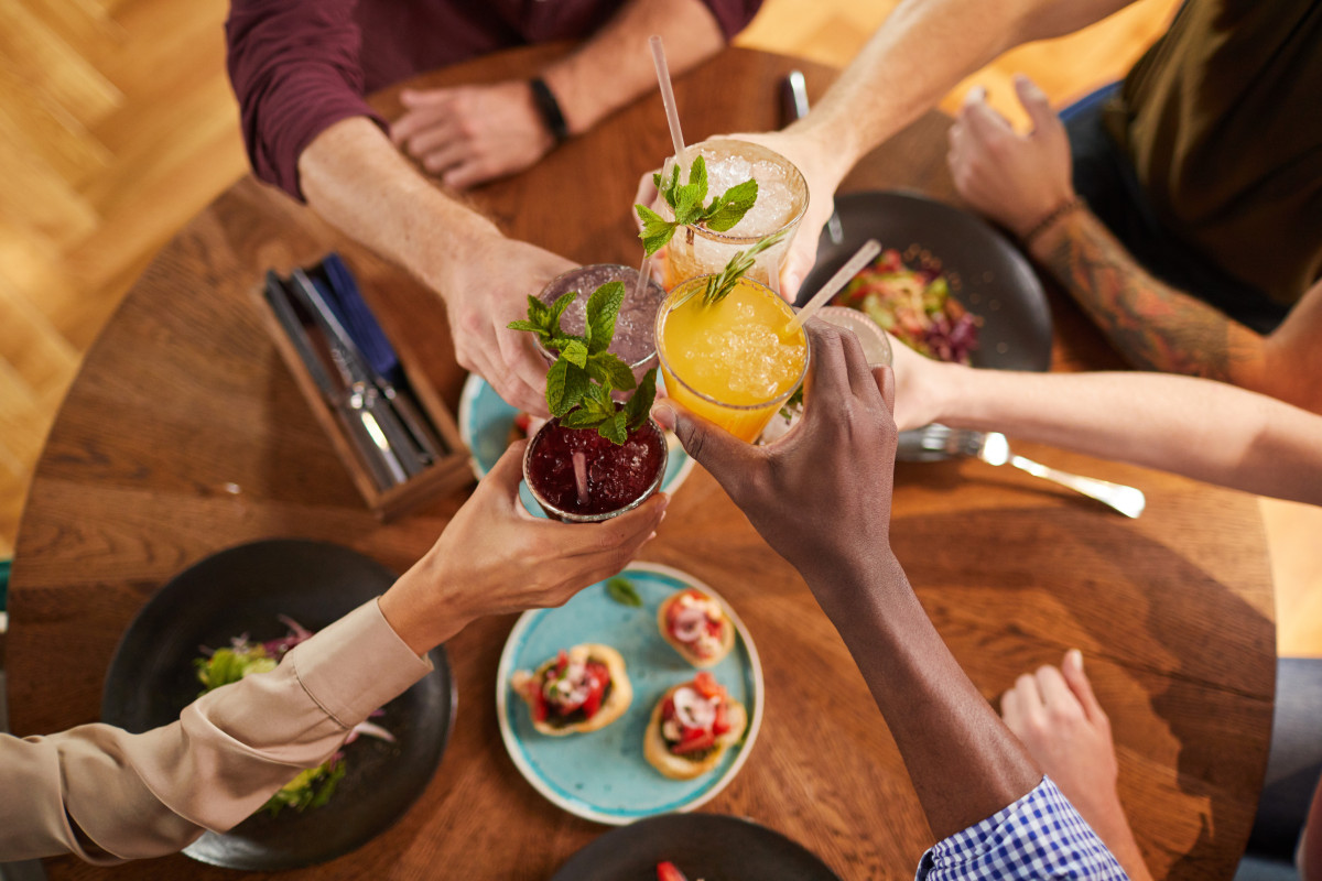 des amis trinquent avec des boissons
